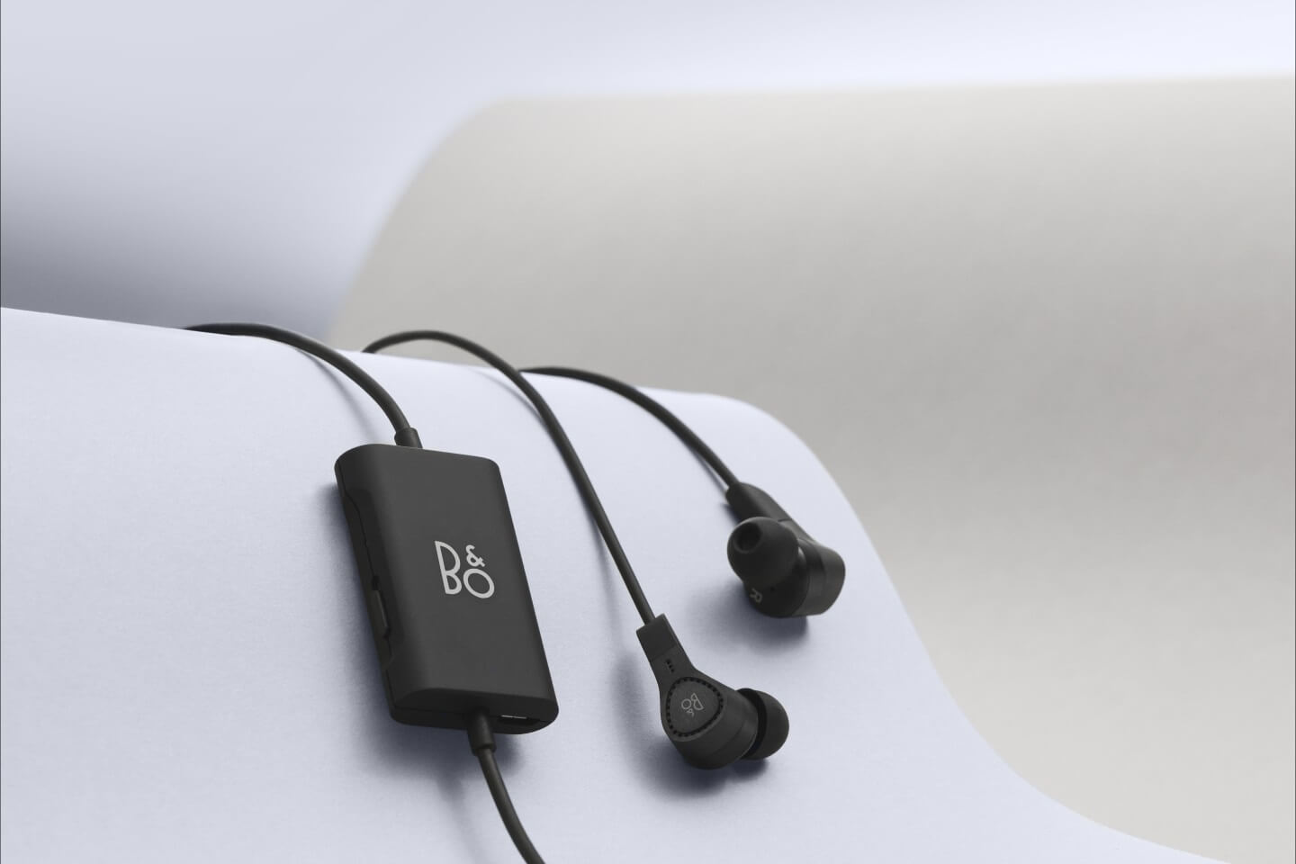 BeoPLay E4 - supressing up to 15dB more sound