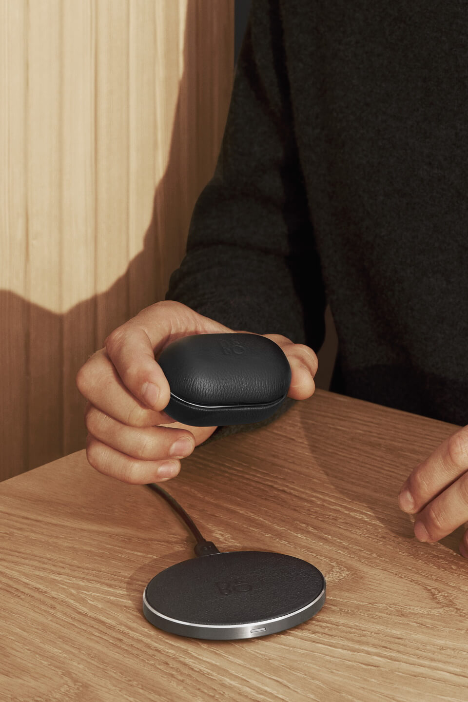Beoplay E8 3.0 in Ladeschale Beoplay E8 3.0 in Ladeschale