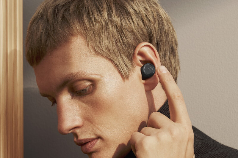 BeoPlay E8 3.0 mit induktiver Ladeschale BeoPlay E8 3.0 mit induktiver Ladeschale