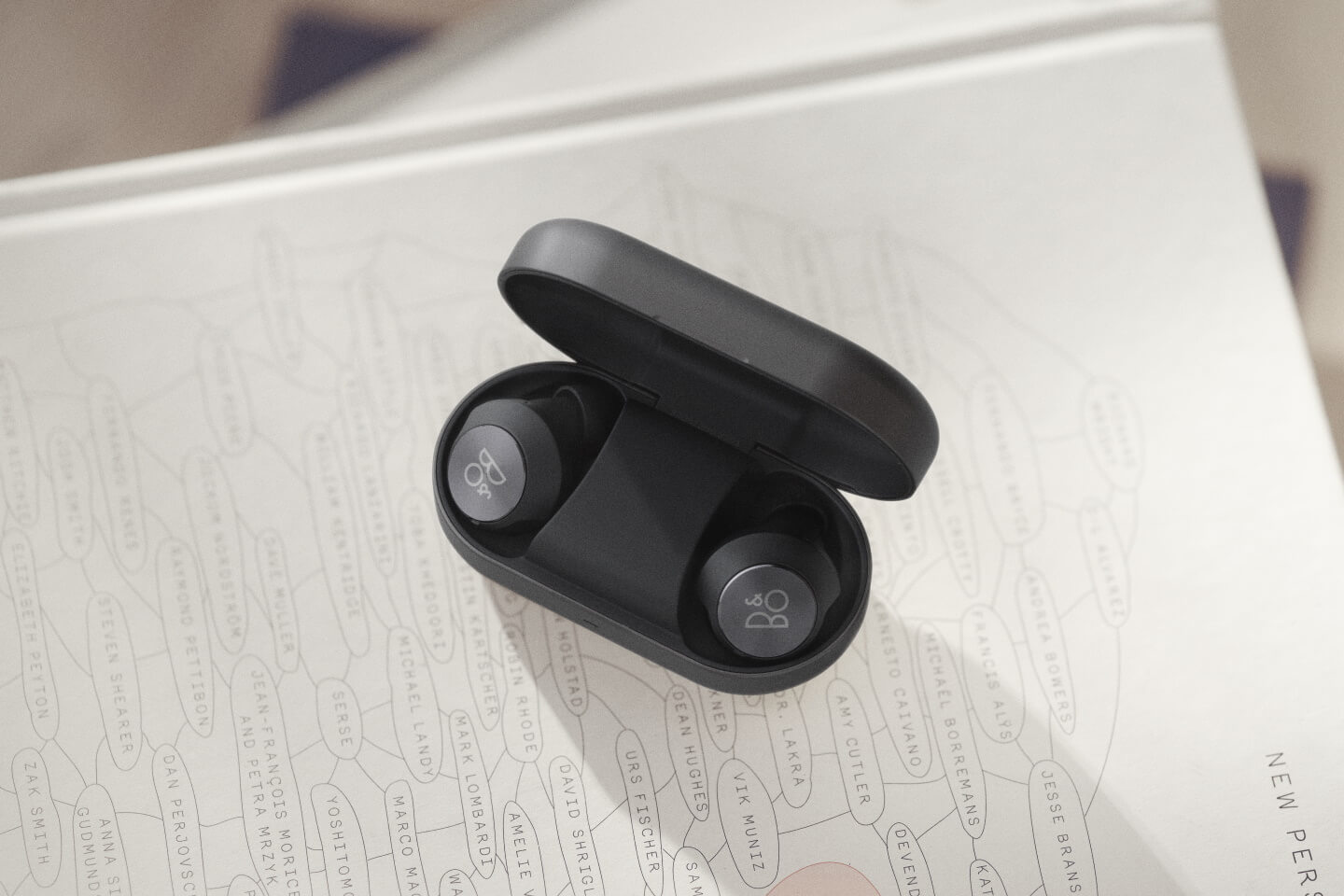 BeoPlay EQ scharz in Charing case BeoPlay EQ scharz in Charing case
