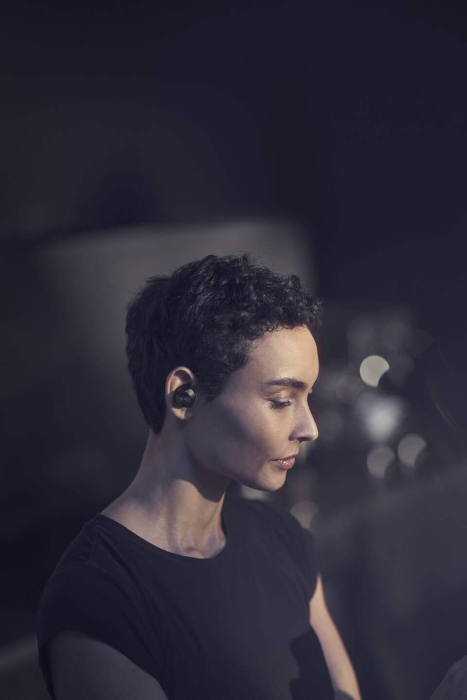 BBeoPlay EQ scharz im Ohr einer Frau BeoPlay EQ scharz im Ohr einer Frau