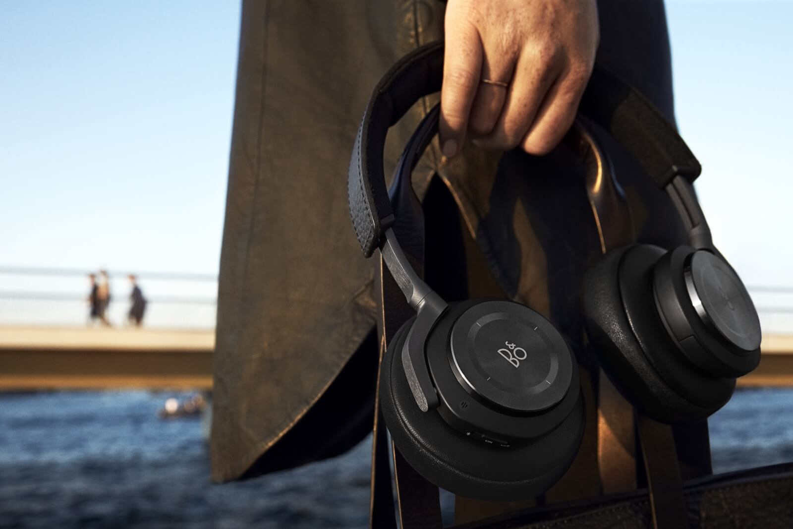 BeoPLay H9 made of anodized aluminum and leather
