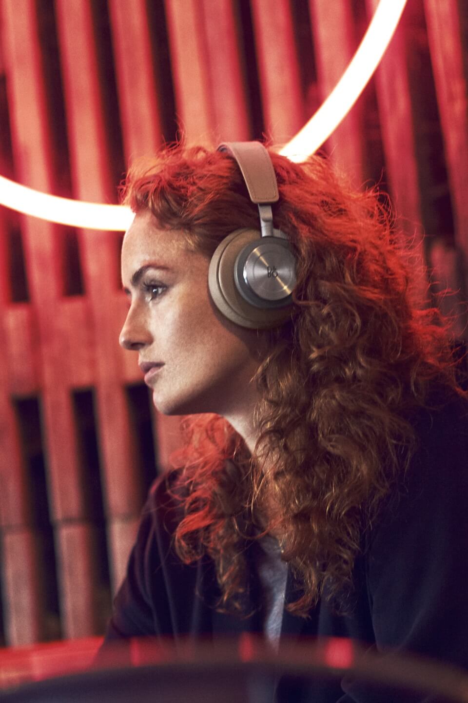 BeoPlay H9 Bedienung an der Ohrmuschel
