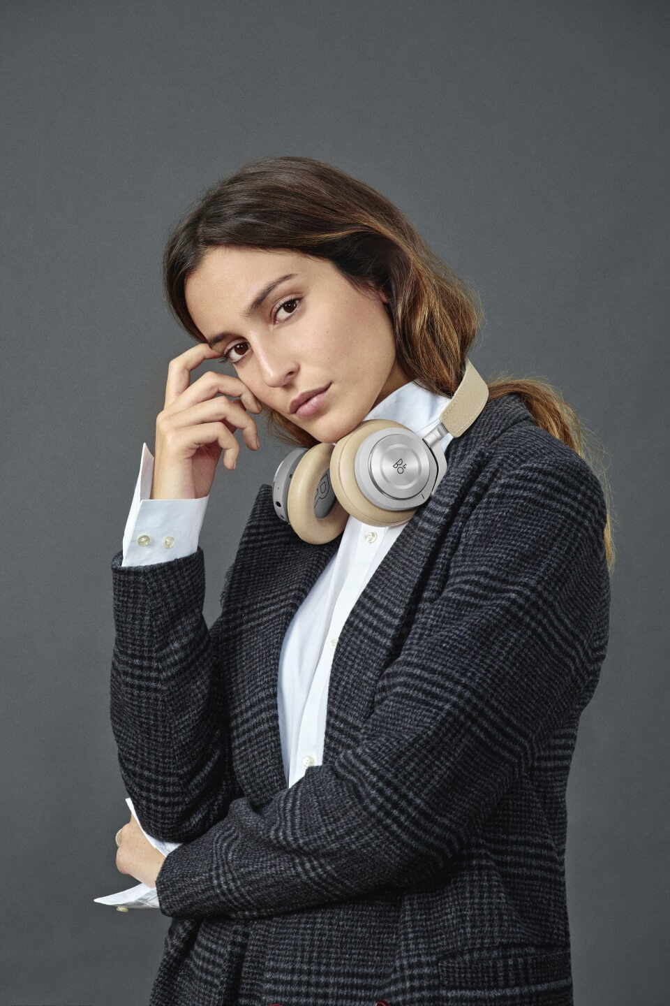 BeoPlay H9i natural um Hals