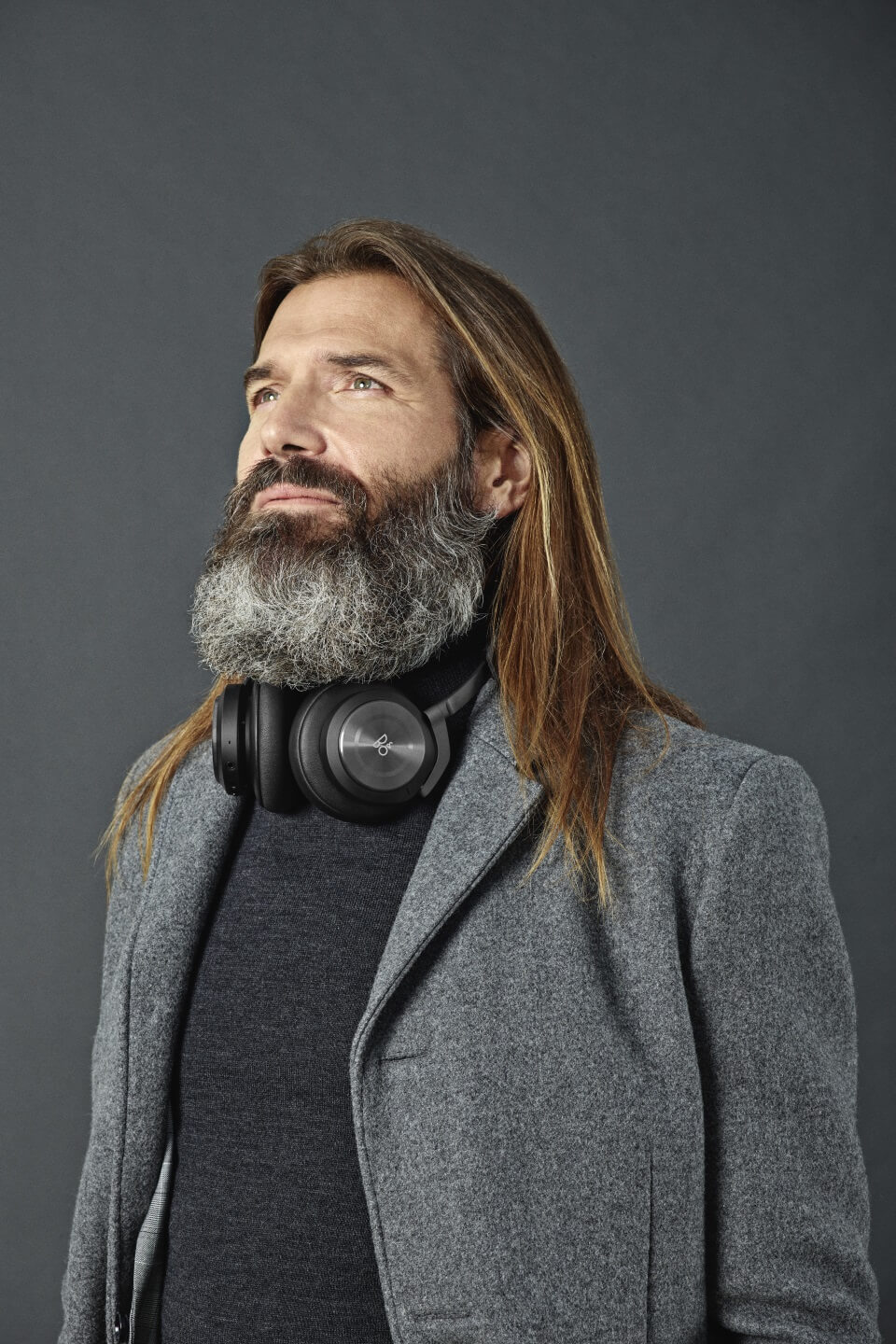 BeoPlay H9i Bedienung an der Ohrmuschel