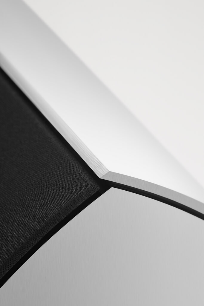 Aluminium und schwarze Textilfrontabdeckung