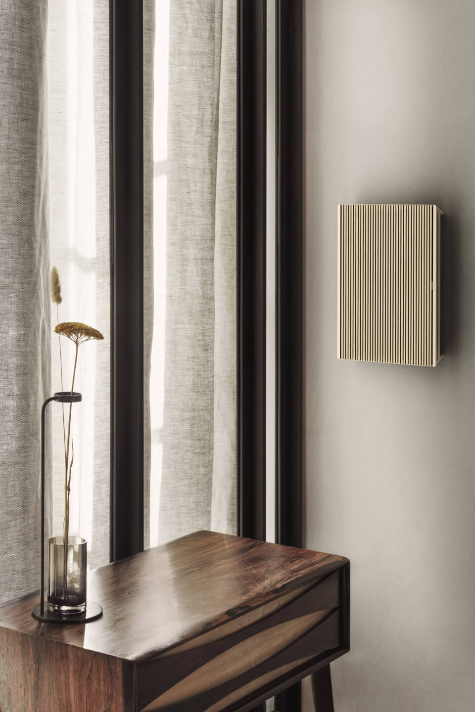 BeoSound Level - gold / light oak an einer Wand BeoSound Level - gold / light oak an einer Wand