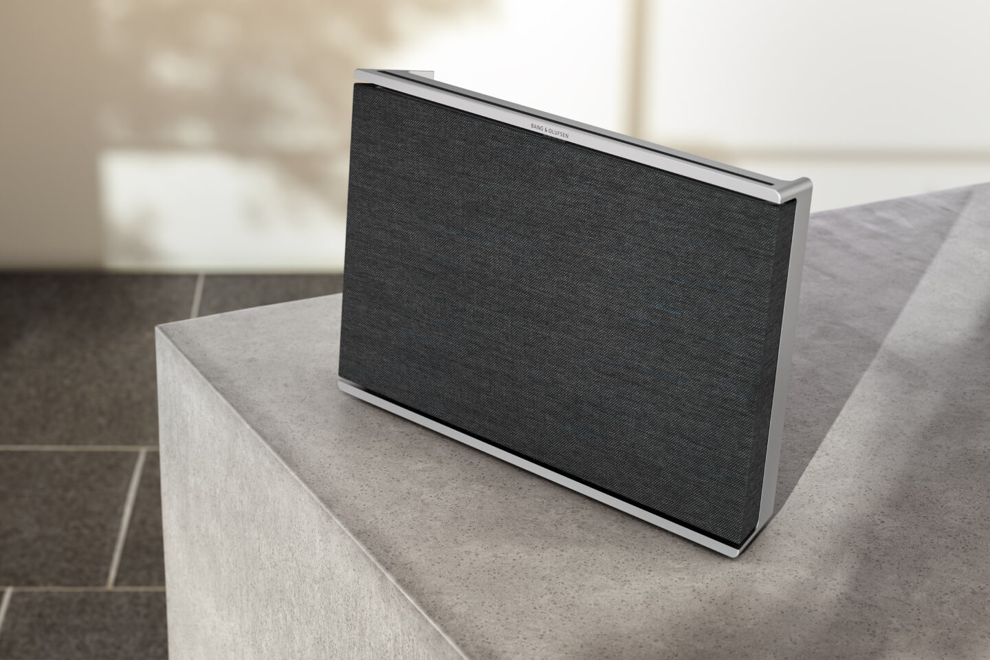 BeoSound Level - natural aluminium / dark grey - stehend BeoSound Level - natural aluminium / dark grey - stehend